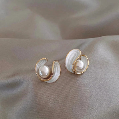Boucles d'oreilles pendantes luxueuses en opale blanche et perles en or