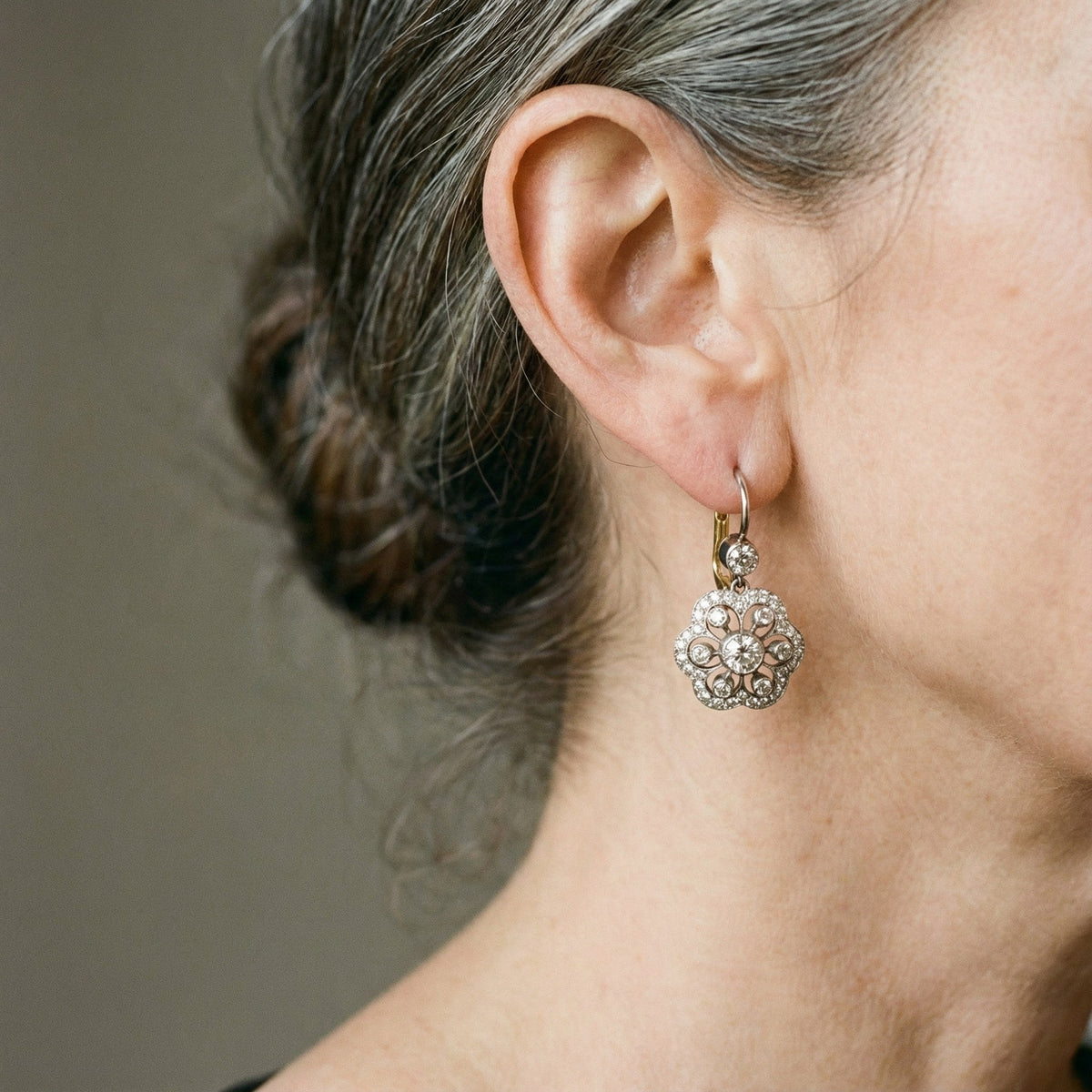 Boucles d'oreilles rétro avec des cristaux en or