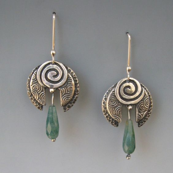 Boucles d'oreilles rétro avec des pierres vertes pendantes en or