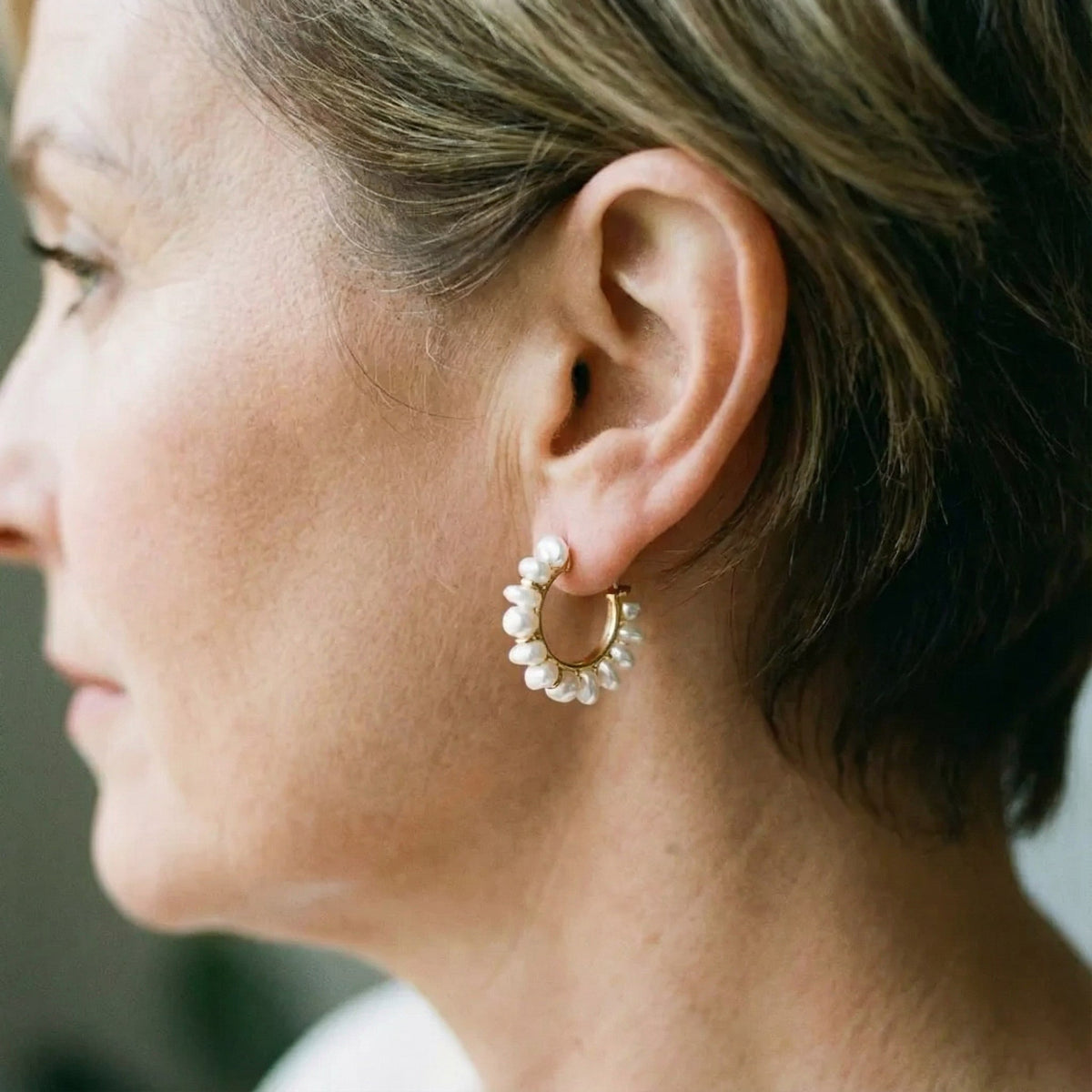 Boucles d'oreilles rétro avec perle blanche en or