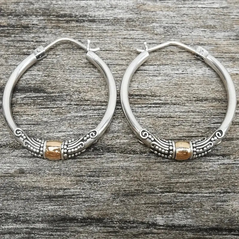 Boucles d'oreilles rétro avec motif gravé en or blanc