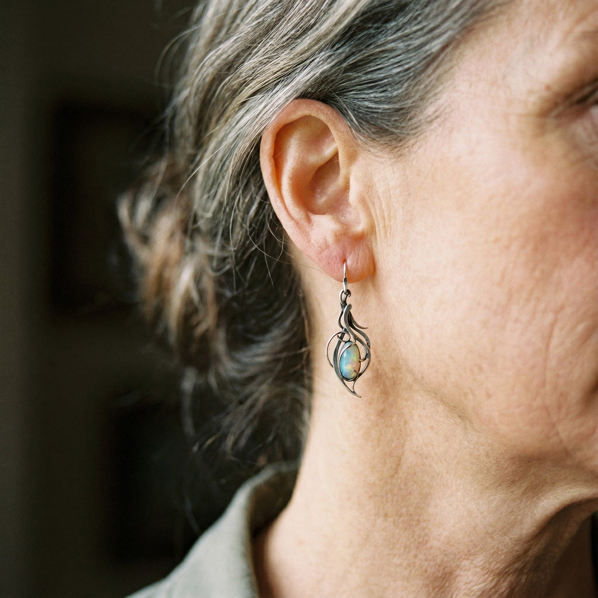 Boucles d'oreilles rétro avec opale bleue en or blanc