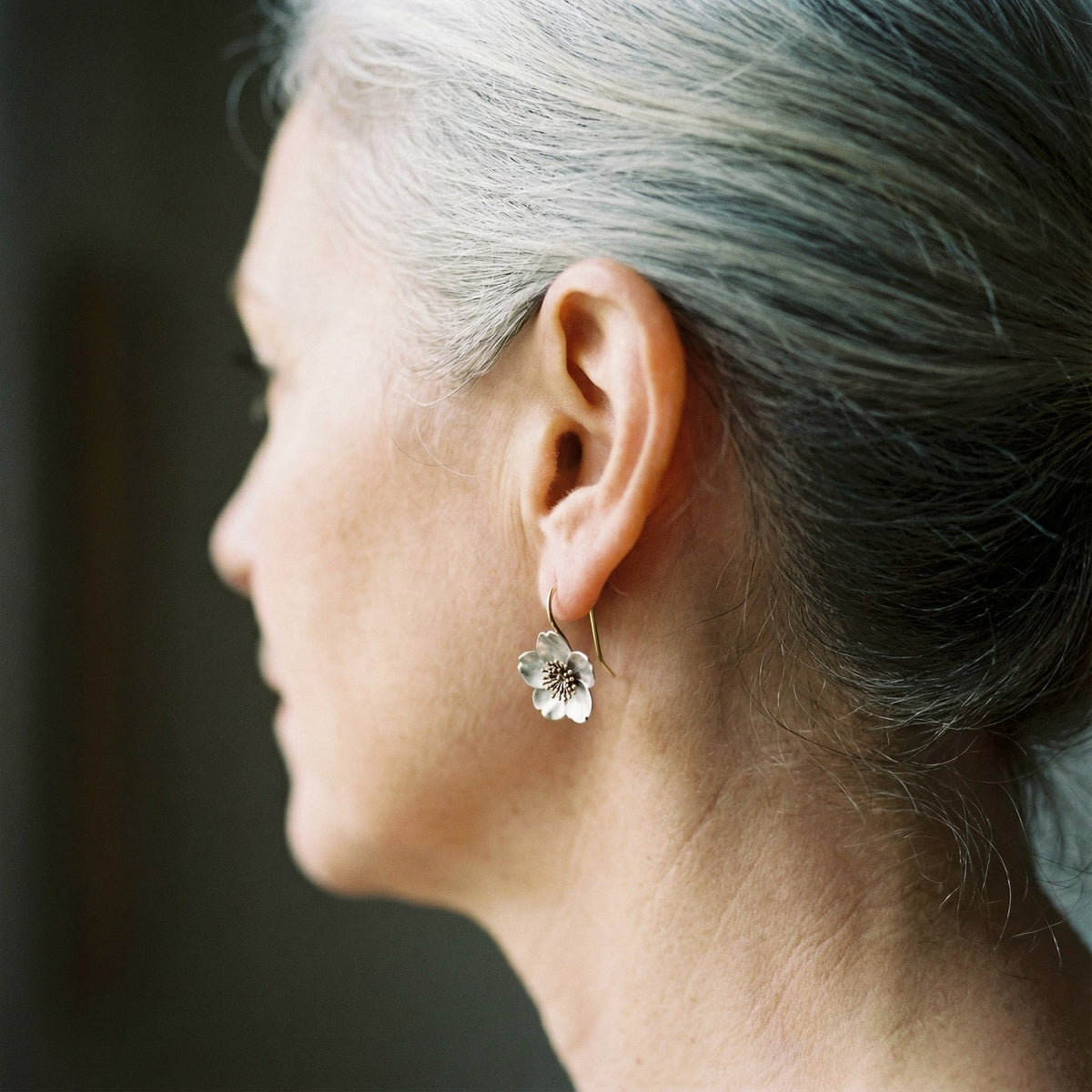 Boucles d'oreilles rétro et or avec des fleurs en or blanc