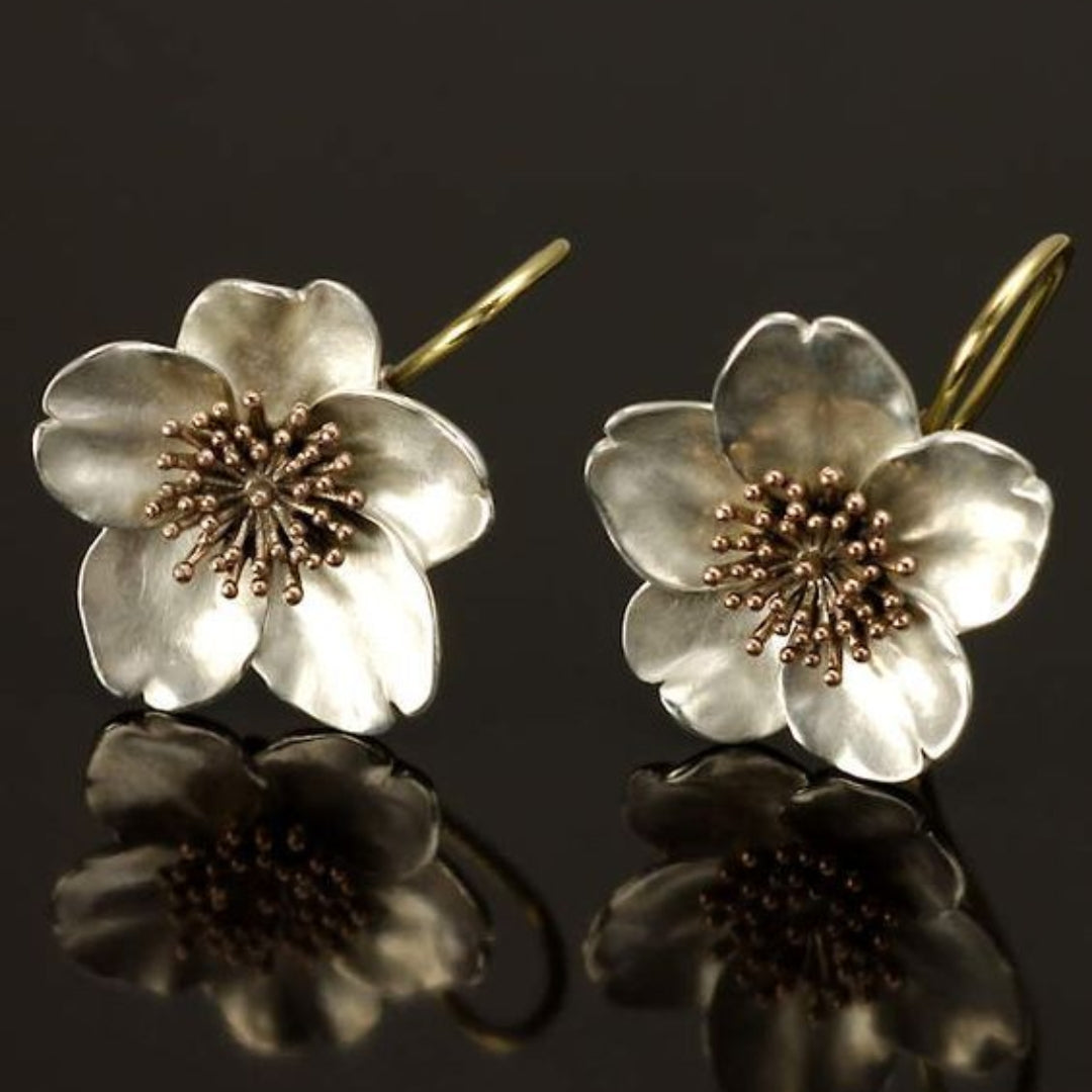 Boucles d'oreilles rétro et or avec des fleurs en or blanc