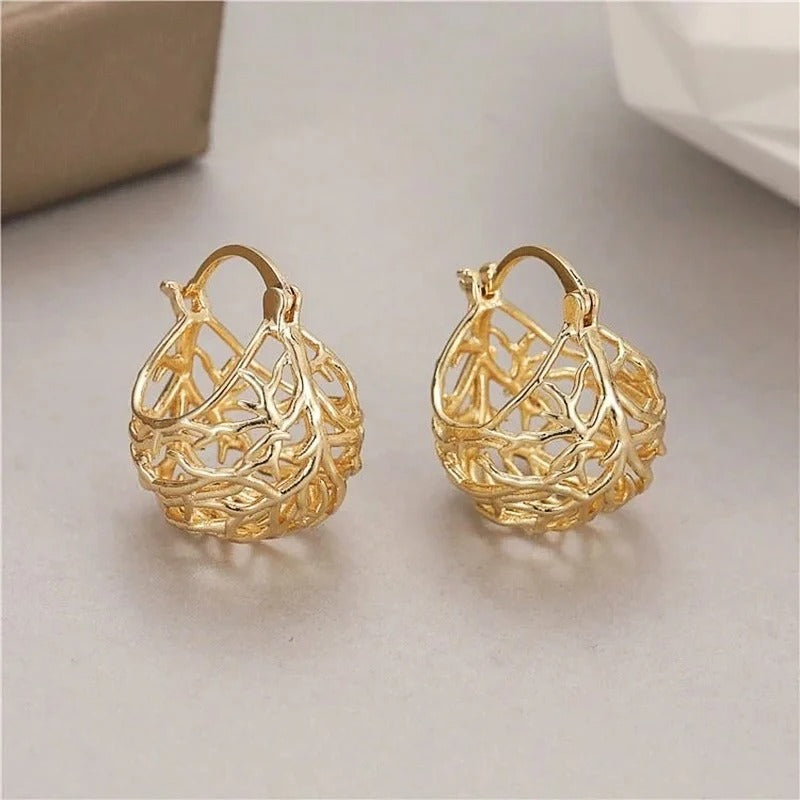 Boucles d'oreilles rétro en goutte avec finition en or
