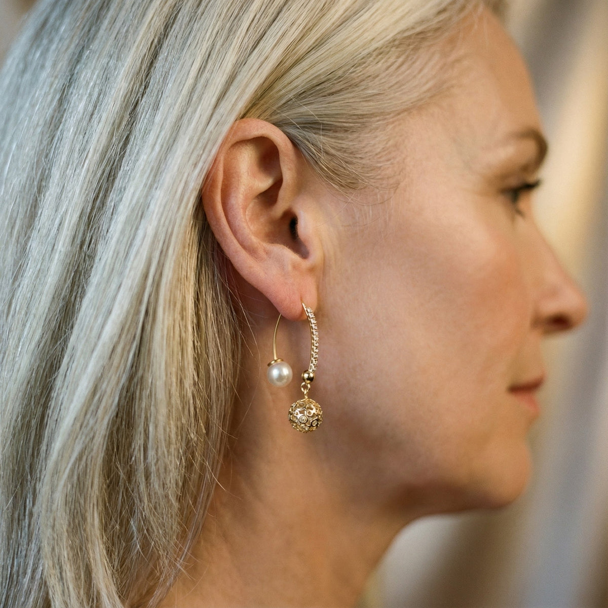 Boucles d'oreilles rétro avec des marguerites en or