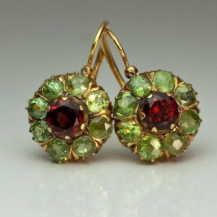 Boucles d'oreilles rétro rondes avec des cristaux verts et rouges