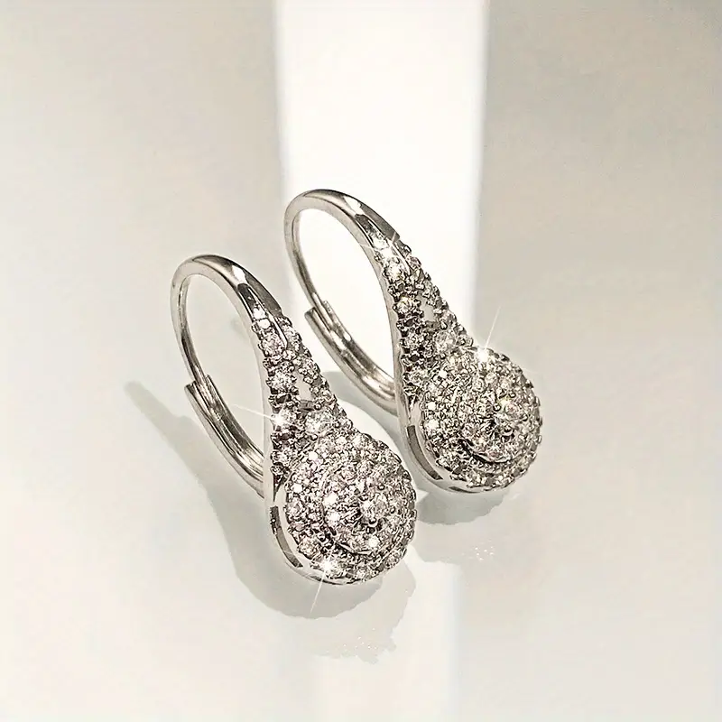 Boucles d'oreilles rondes avec goutte brillante en or