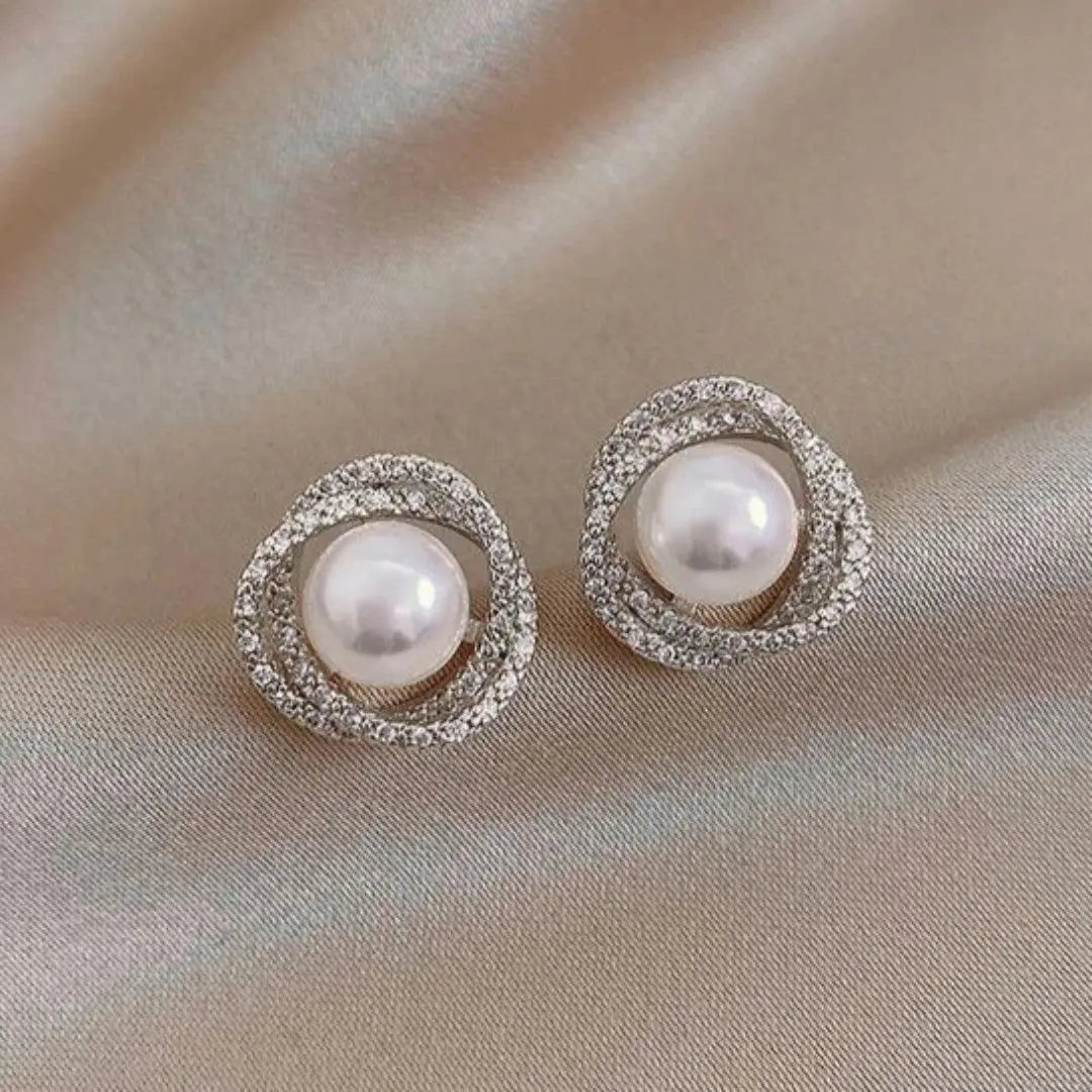 Boucles d'oreilles spirales brillantes avec des perles élégantes en or