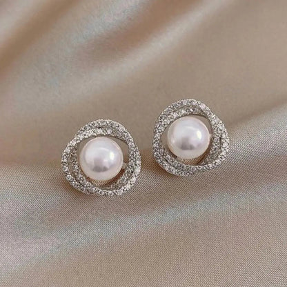 Boucles d'oreilles spirales brillantes avec des perles élégantes