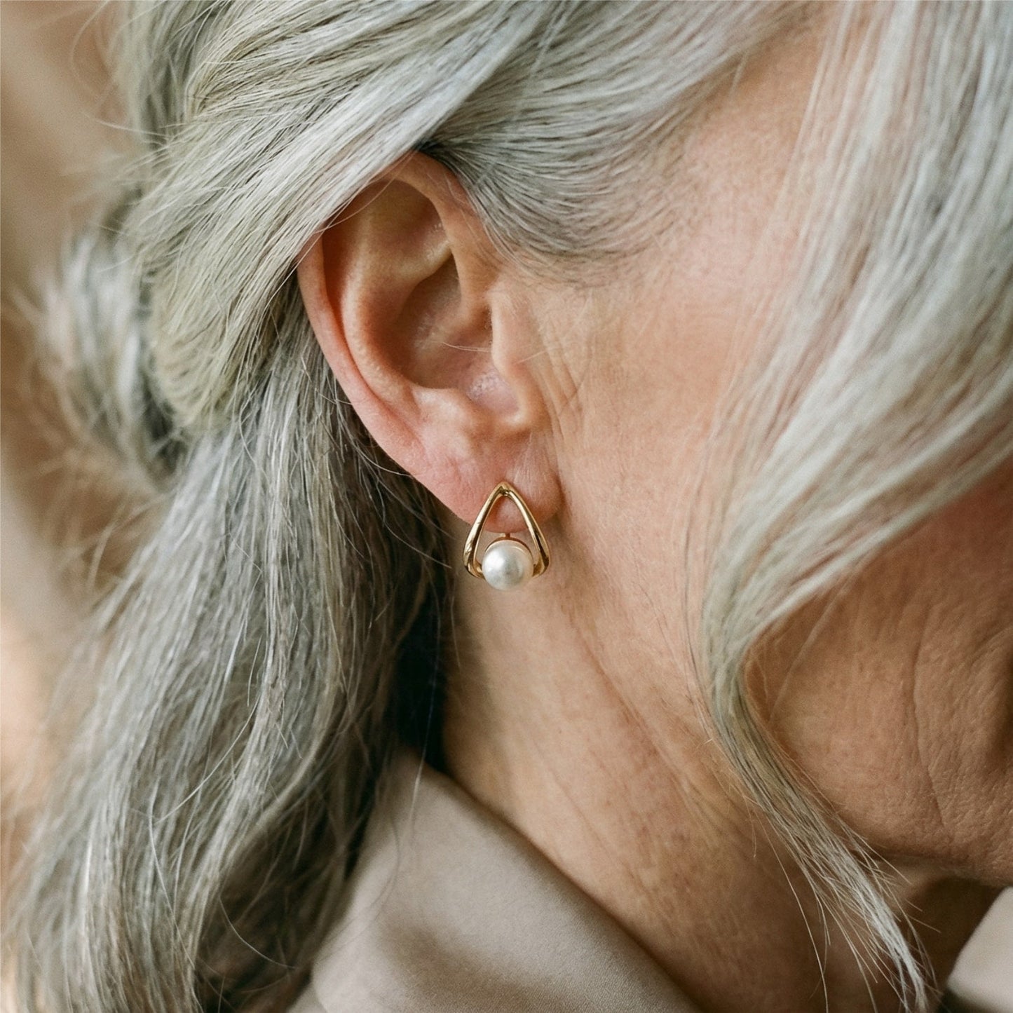 Boucles d'oreilles triangulaires avec des perles élégantes