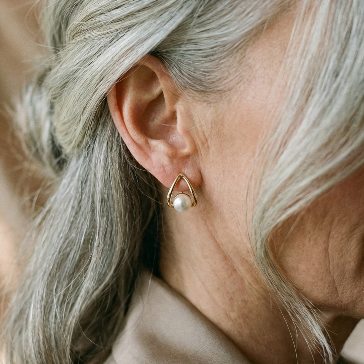 Boucles d'oreilles triangulaires avec des perles élégantes en or