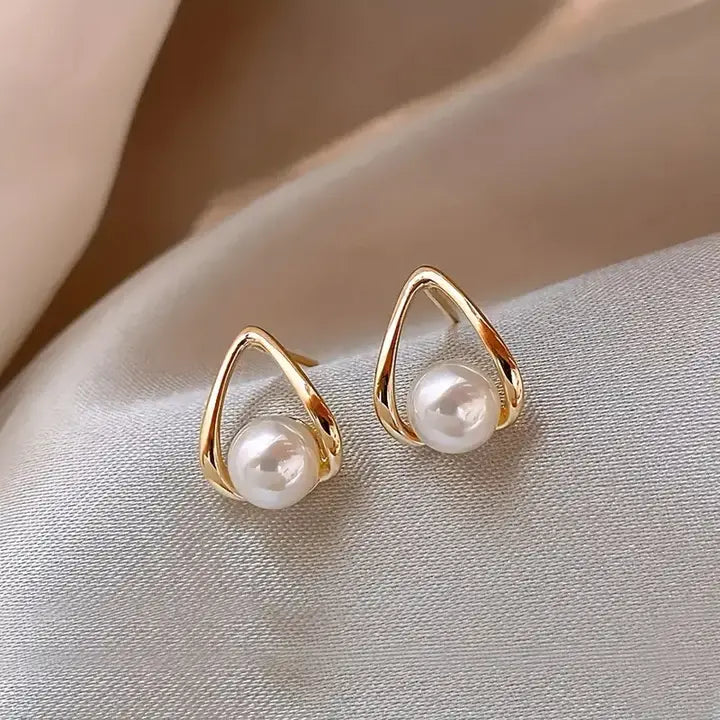 Boucles d'oreilles triangulaires avec des perles élégantes en or