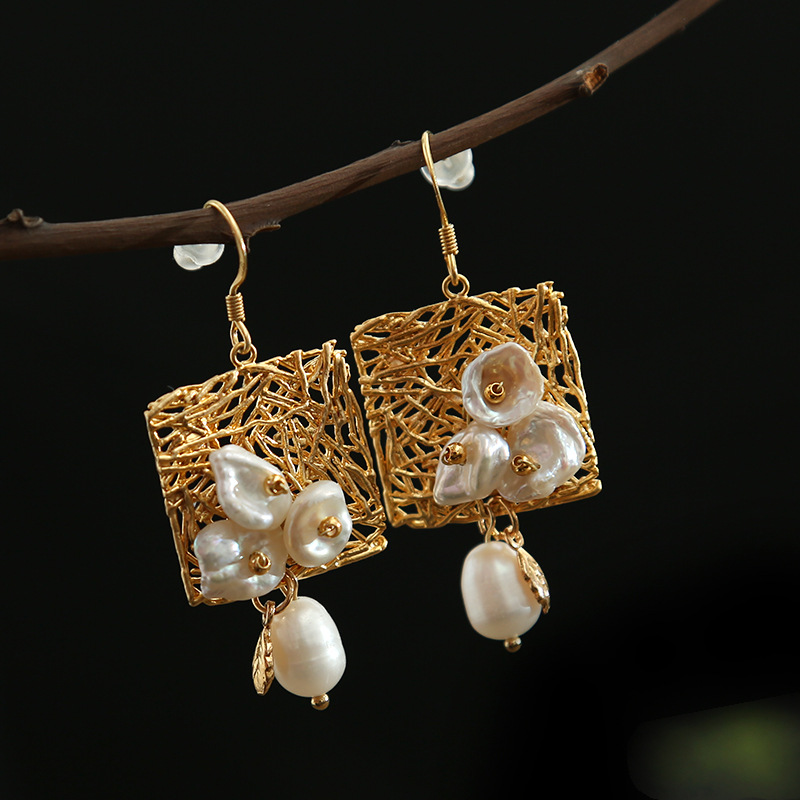 Boucles d'oreilles vintage avec perles blanches et fleurs en or