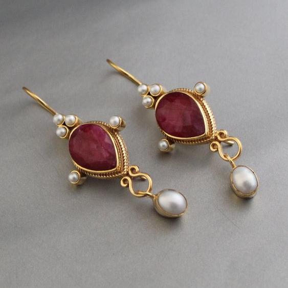 Boucles d'oreilles vintage avec rubis et marguerite en or
