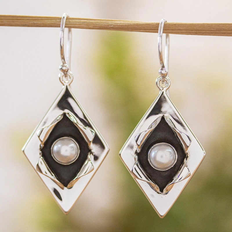 Boucles d'oreilles vintage avec perles intégrées en or blanc