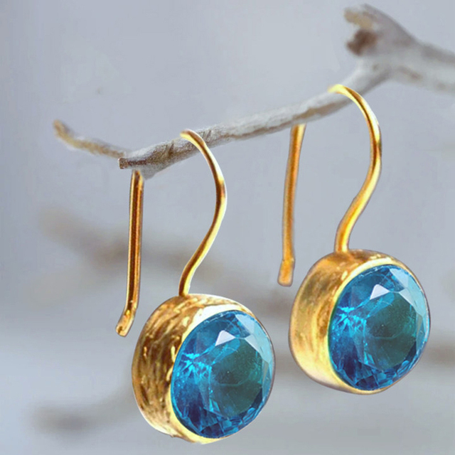 Boucles d'oreilles vintage avec des cristaux bleus en or