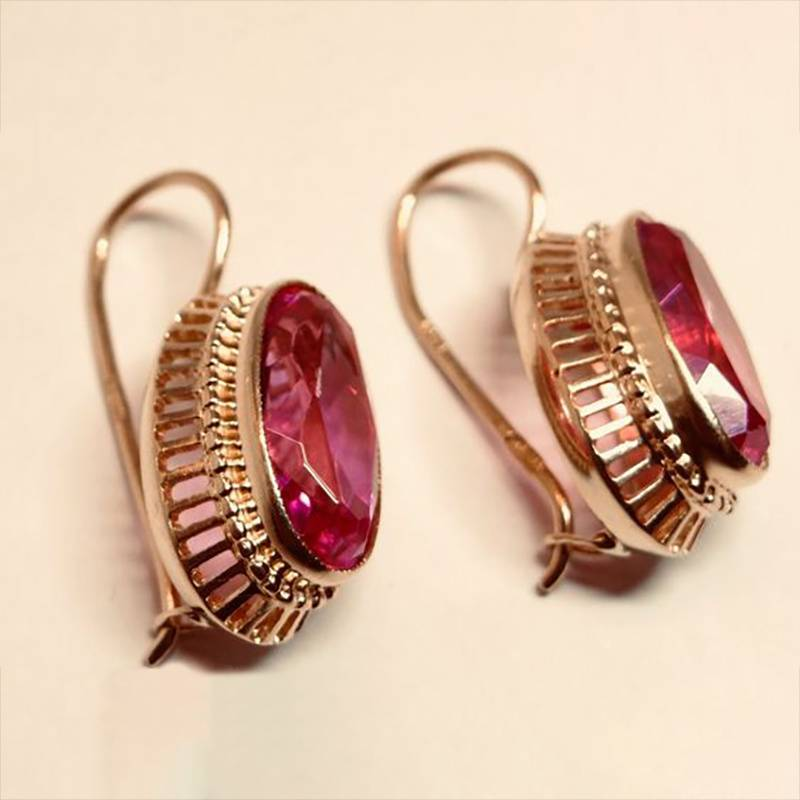 Boucles d'oreilles vintage en or rose avec beau cristal rouge