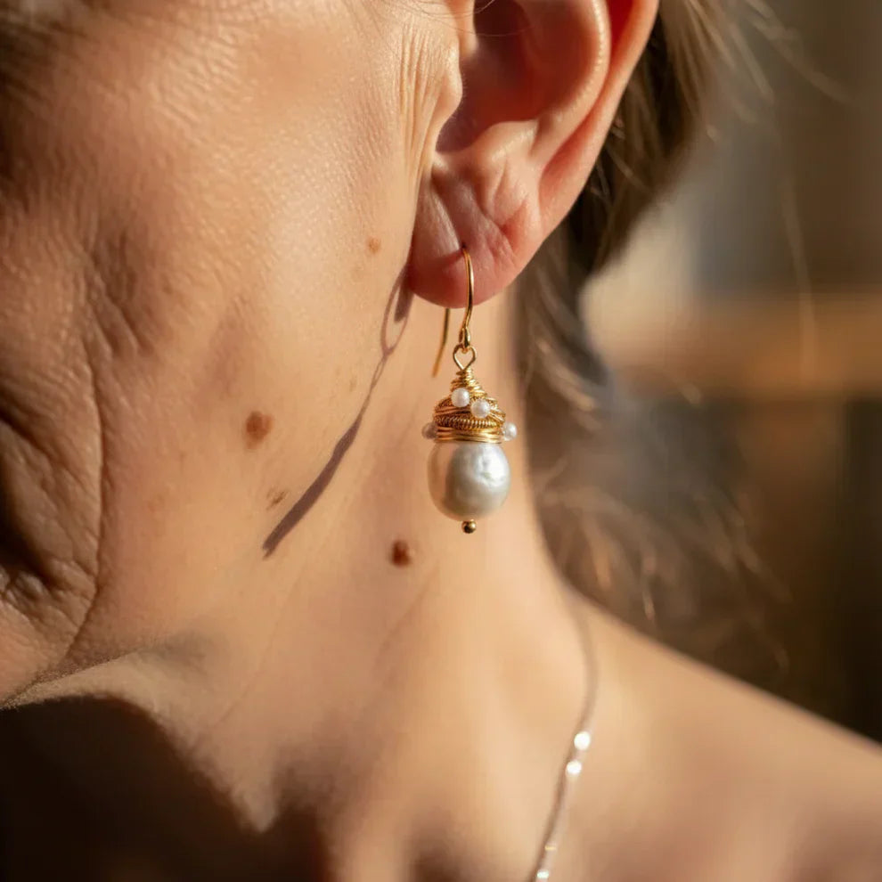 Boucles d'oreilles vintage en perles avec des fils dorés