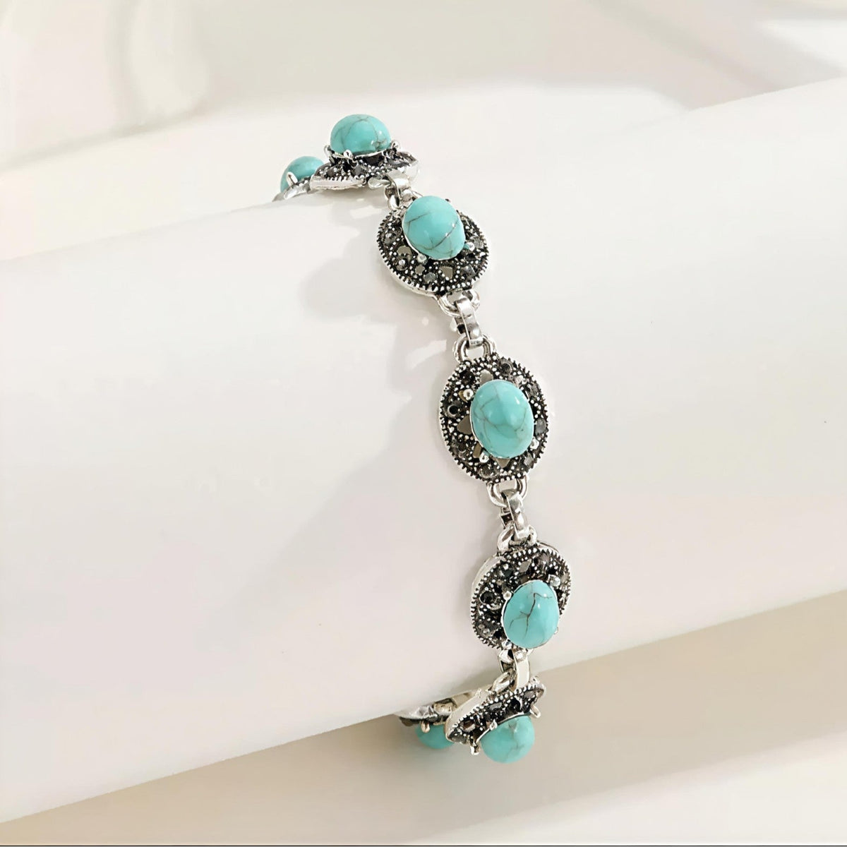 Bracelet emblème noble Corvelle en or blanc