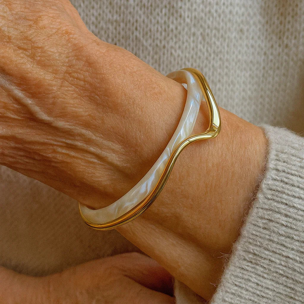 Bracelet ouvert élégant en émail blanc et or en or
