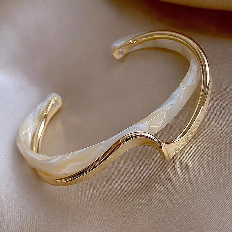 Bracelet ouvert élégant en émail blanc et or en or