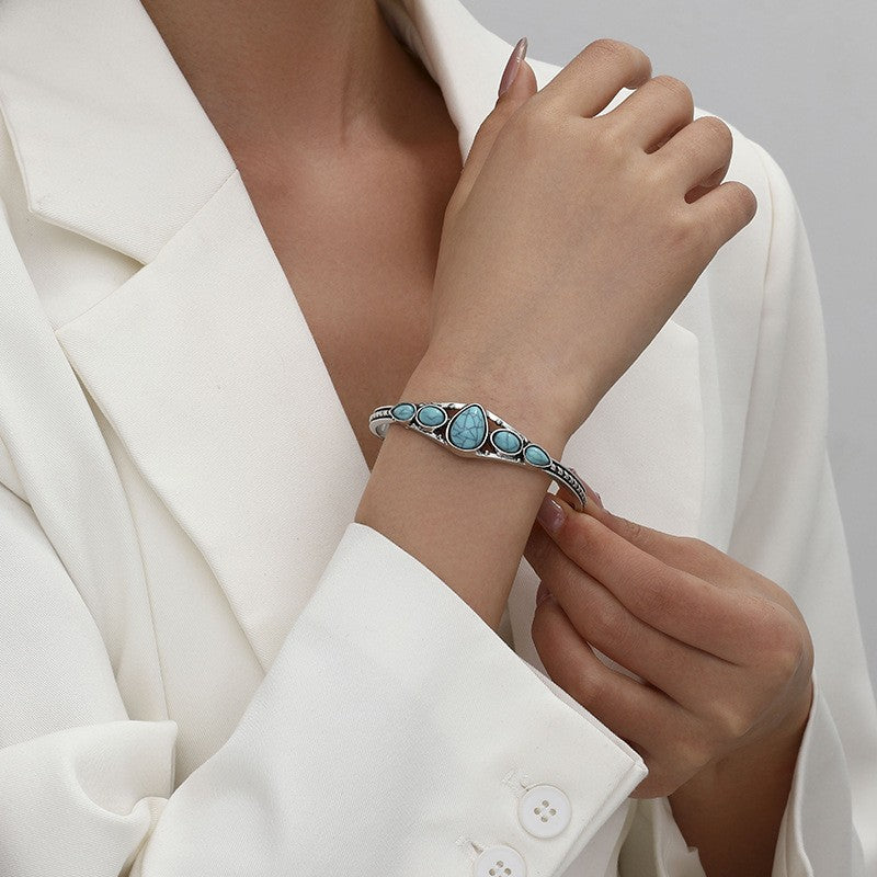 Bracelet ouvert en forme de goutte d'eau turquoise en or blanc