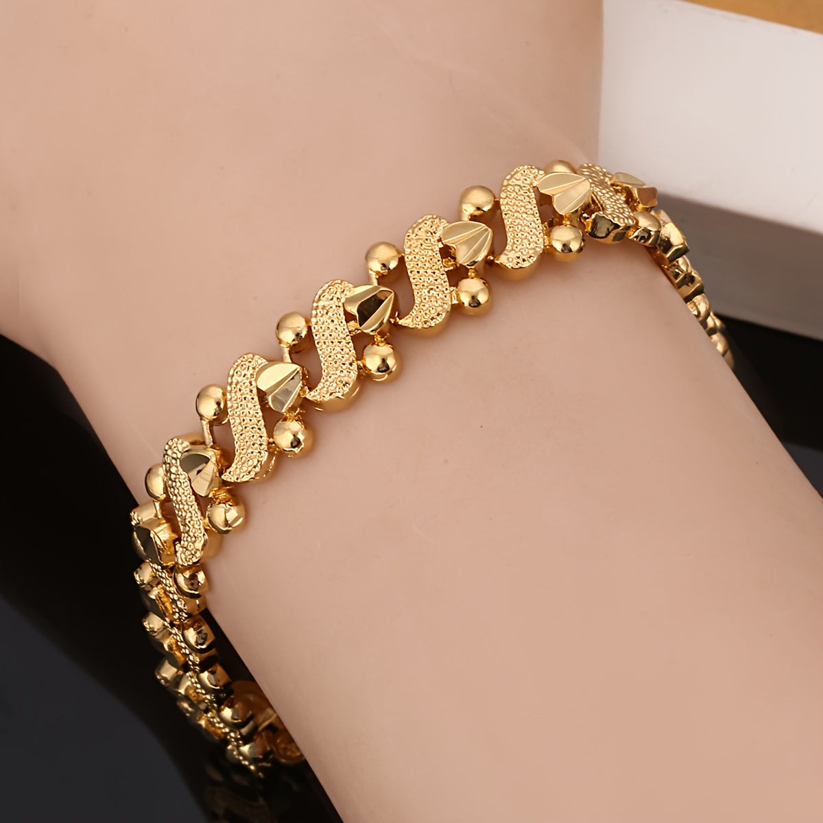 Bracelet vague orné lys en or