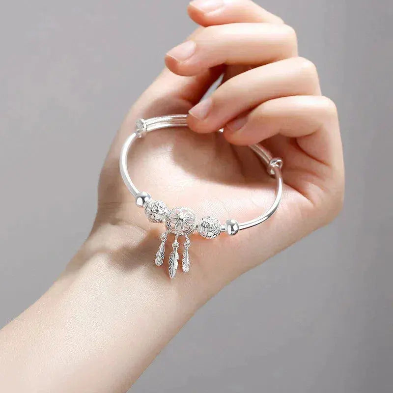 Bracelet ajustable avec médaille à trois feuilles en or blanc