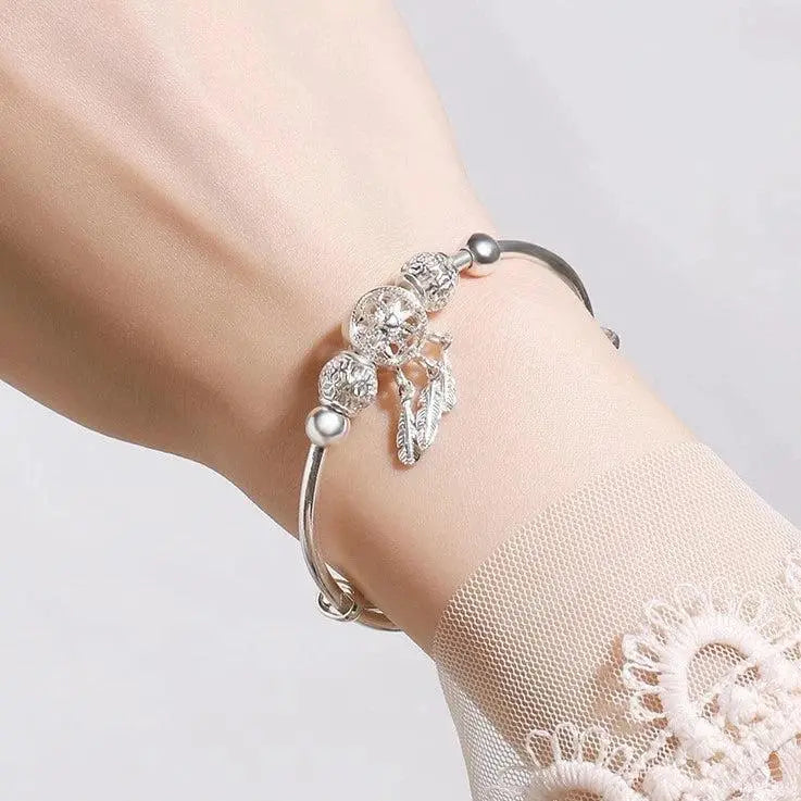 Bracelet ajustable avec médaille à trois feuilles en or blanc