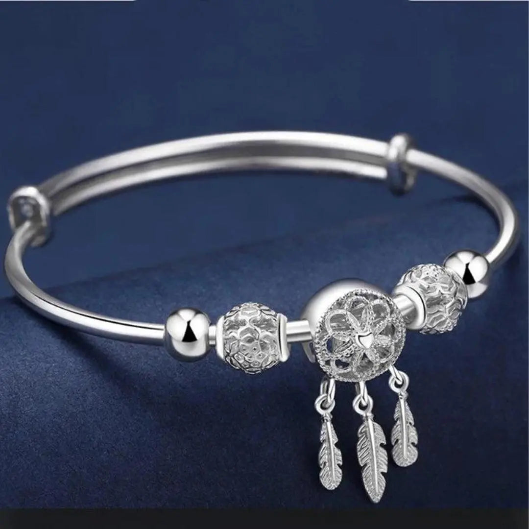Bracelet ajustable avec médaille à trois feuilles en or blanc