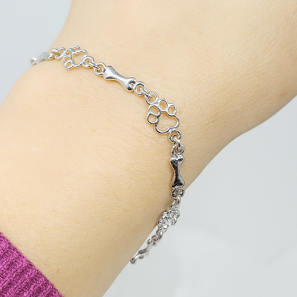 Bracelet avec pattes de chien suspendues et Os Brut, Édition limitée en or blanc
