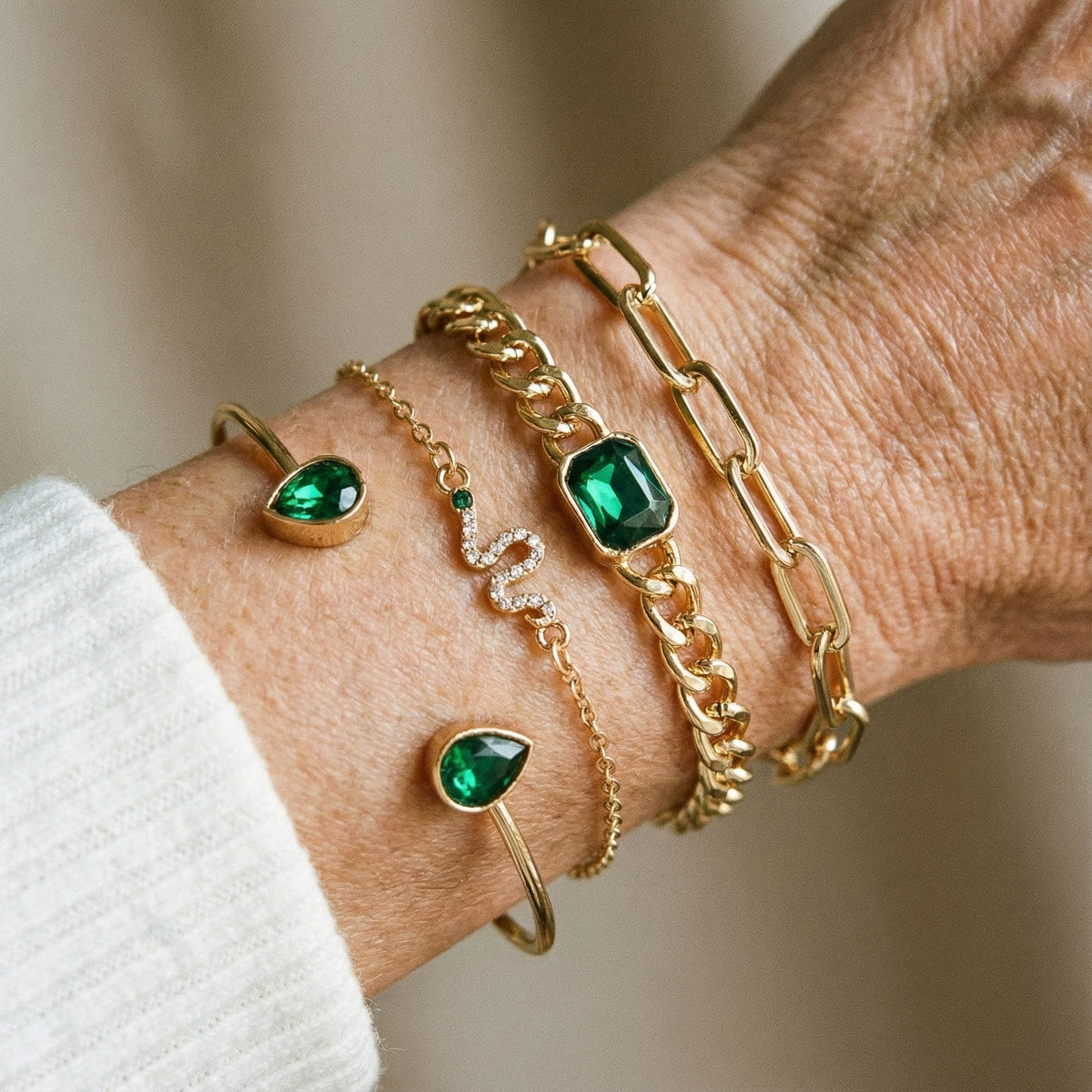 Bracelet avec des cristaux verts en or