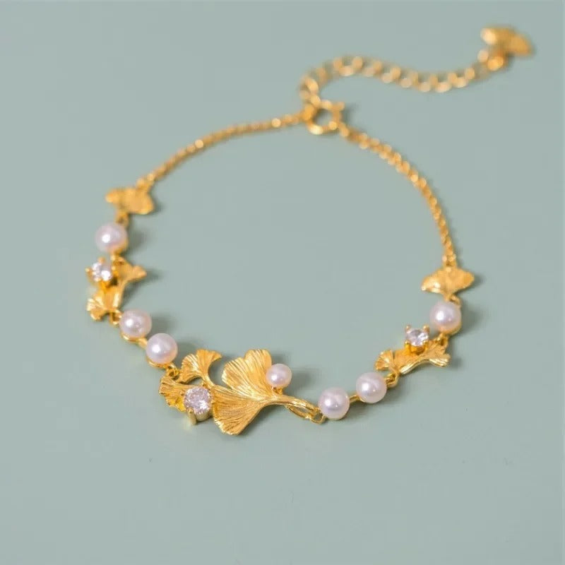 Bracelet classique avec des feuilles de ginkgo et des marguerites en or