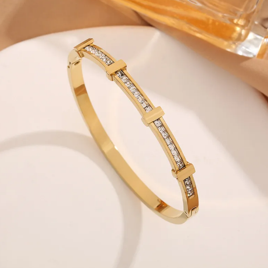 Bracelet géométrique ouvert avec deux rangées de brillants en or