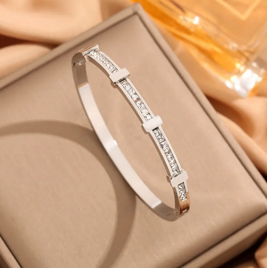 Bracelet géométrique ouvert avec deux rangées de brillants en or