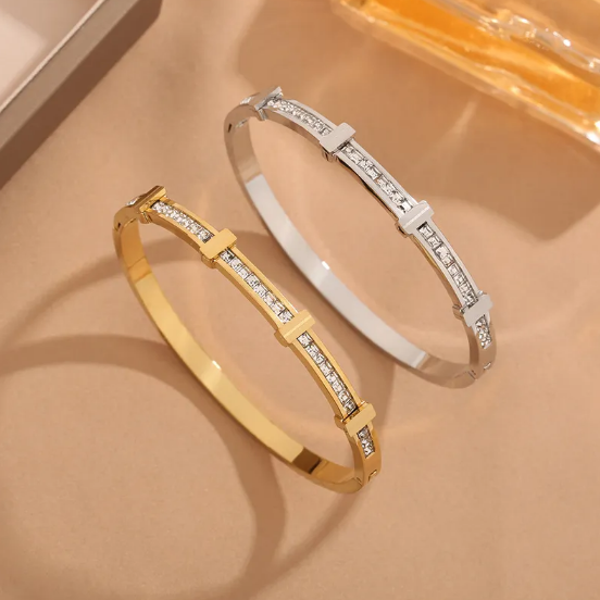 Bracelet géométrique ouvert avec deux rangées de brillants en or