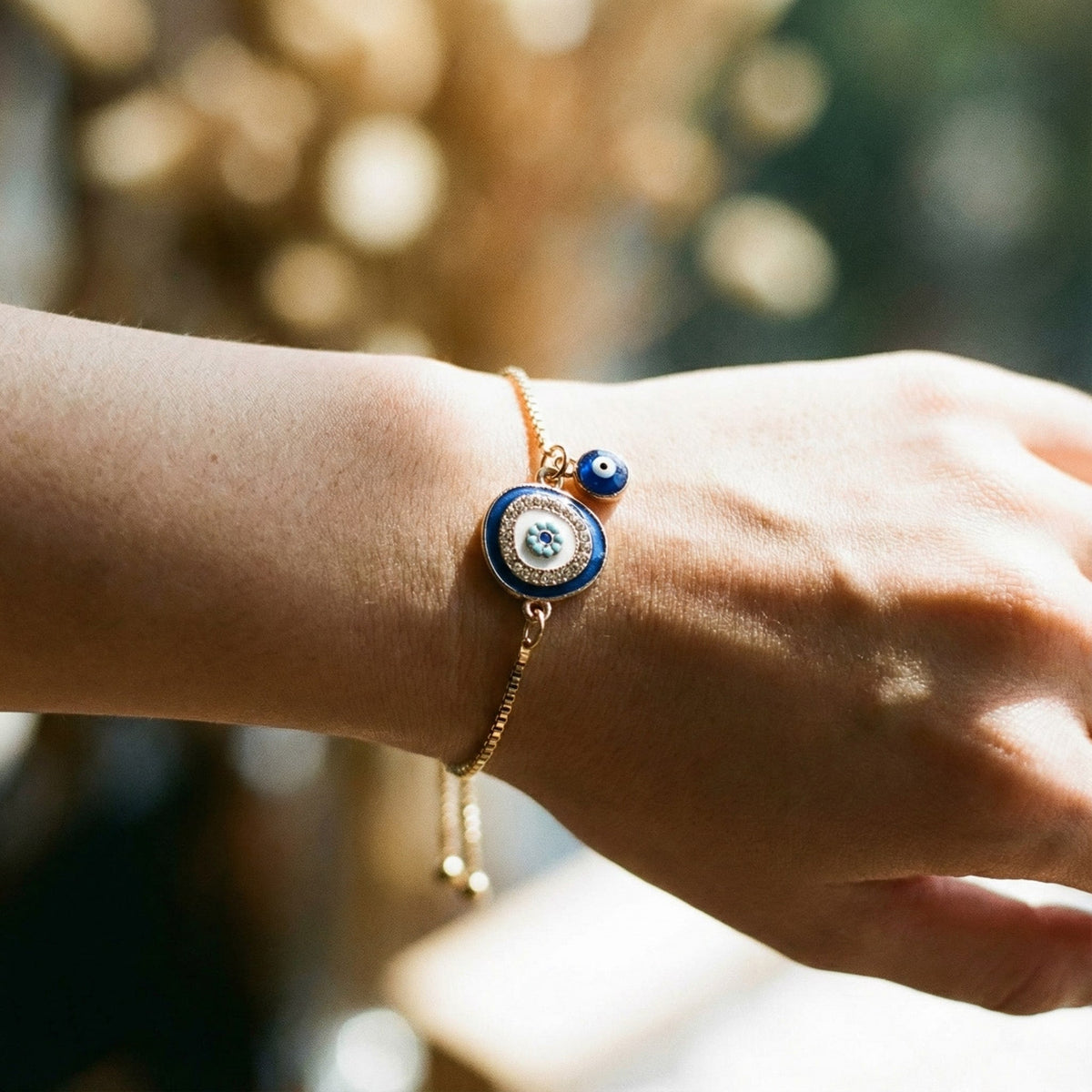 Bracelet luxueux avec l'œil de la Gorgone en or