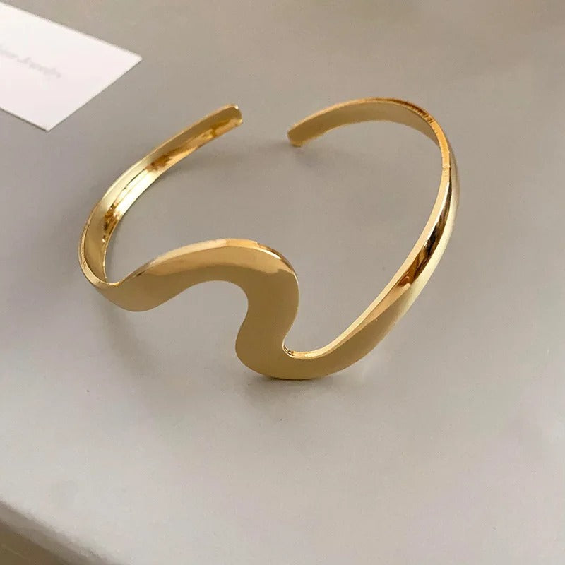 Bracelet ouvert classique avec motif ondulé en or