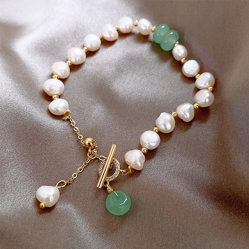 Bracelet rétro avec des marguerites et des pierres précieuses vertes en or