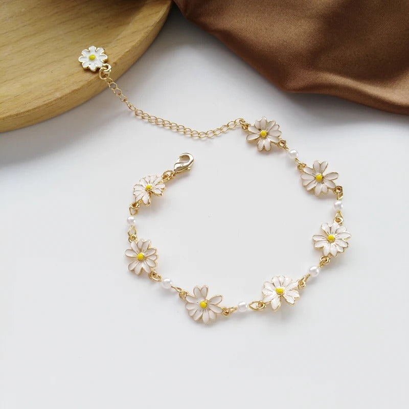 Bracelet rétro avec des marguerites et fleurs blanches en or
