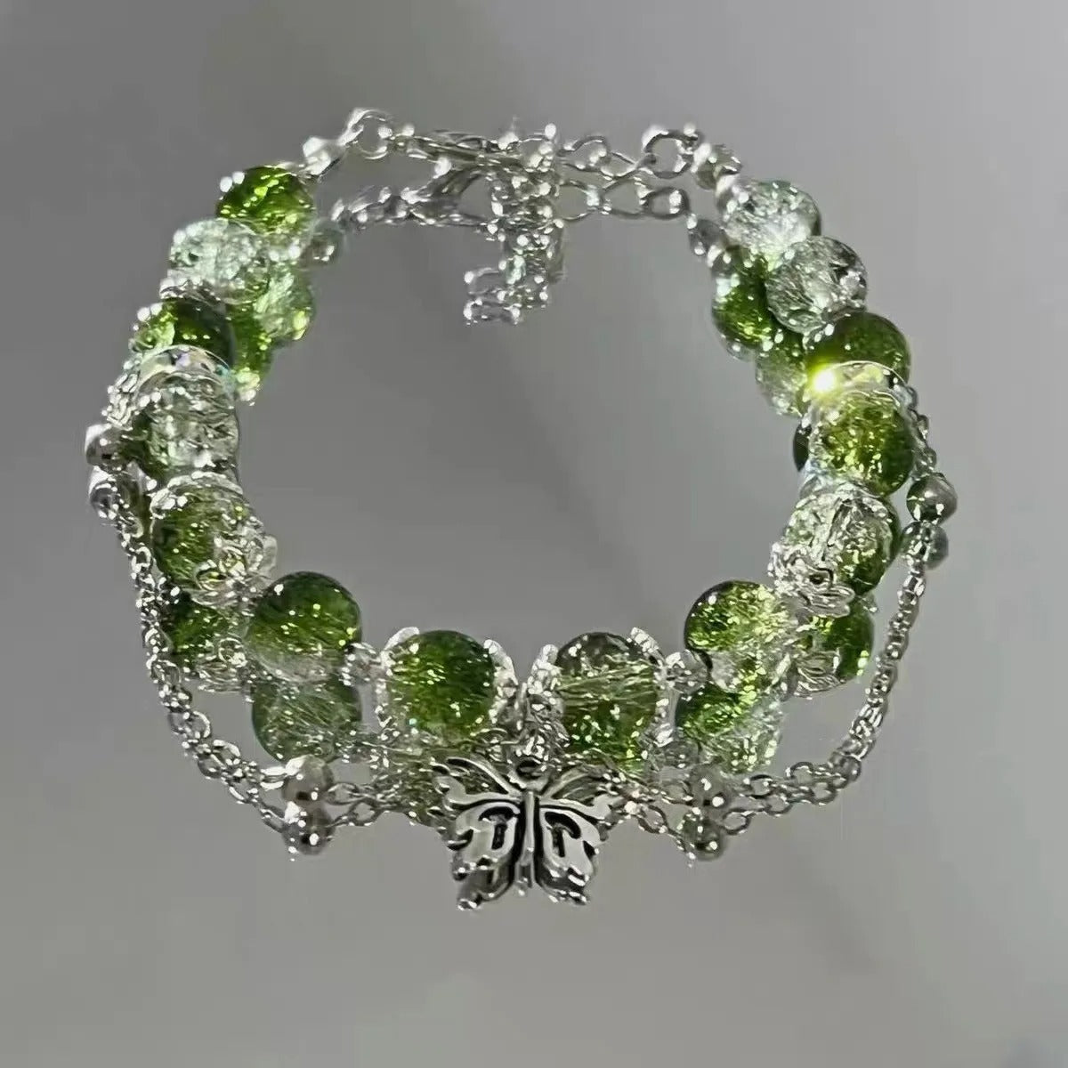 Bracelet rétro avec papillon argenté et perles vertes