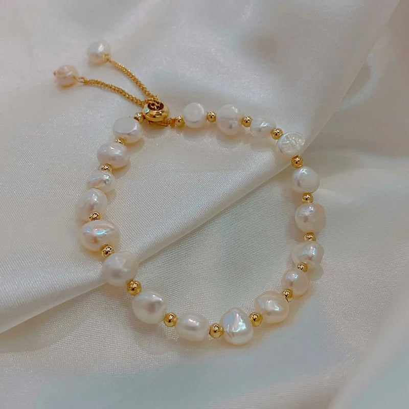Bracelet rétro blanc avec perles et accents en or