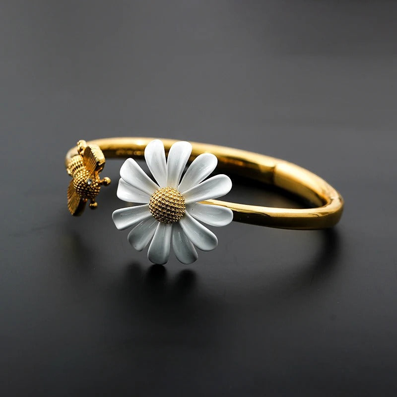 Bracelet rétro avec marguerite et abeille en or