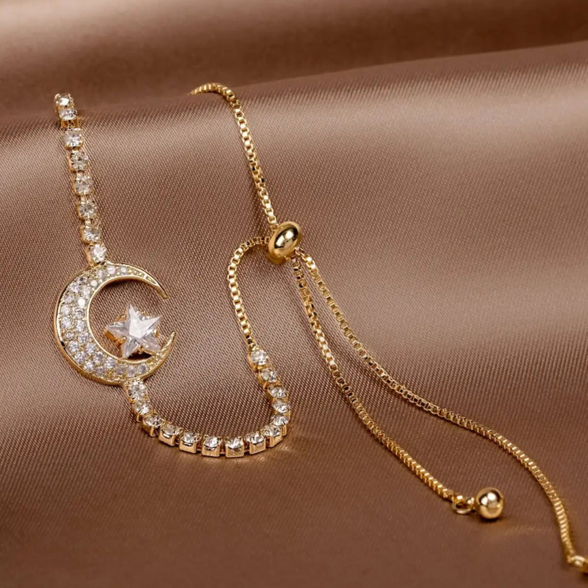 Bracelets avec lune suspendue en brillants en or