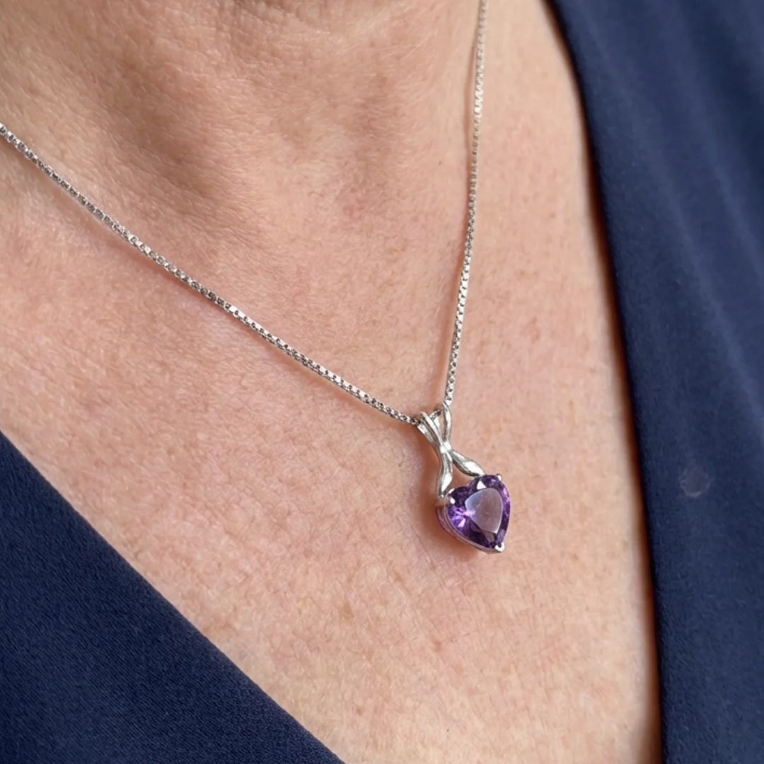 Collier cœur de violette en or blanc