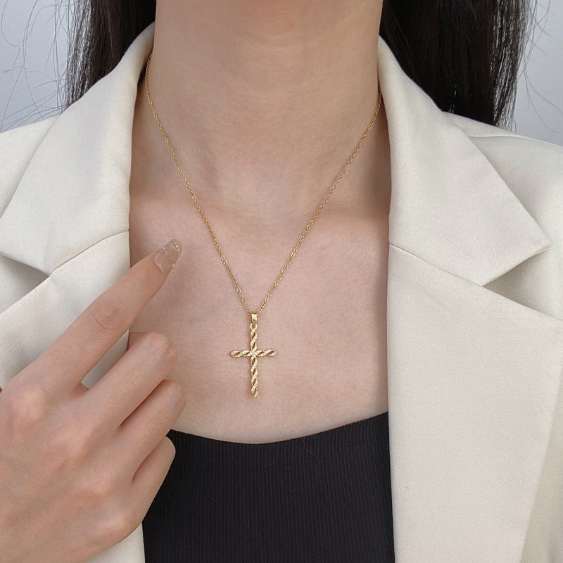 Collier croisé torsade en cristal en or