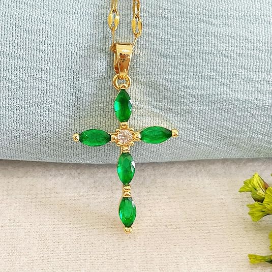 Collier croix émeraude en or