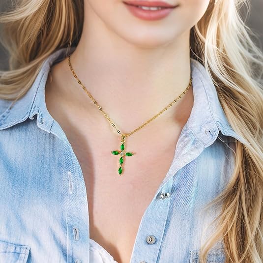 Collier croix émeraude en or