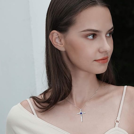 Collier croix en pierre de cœur saphir en or blanc
